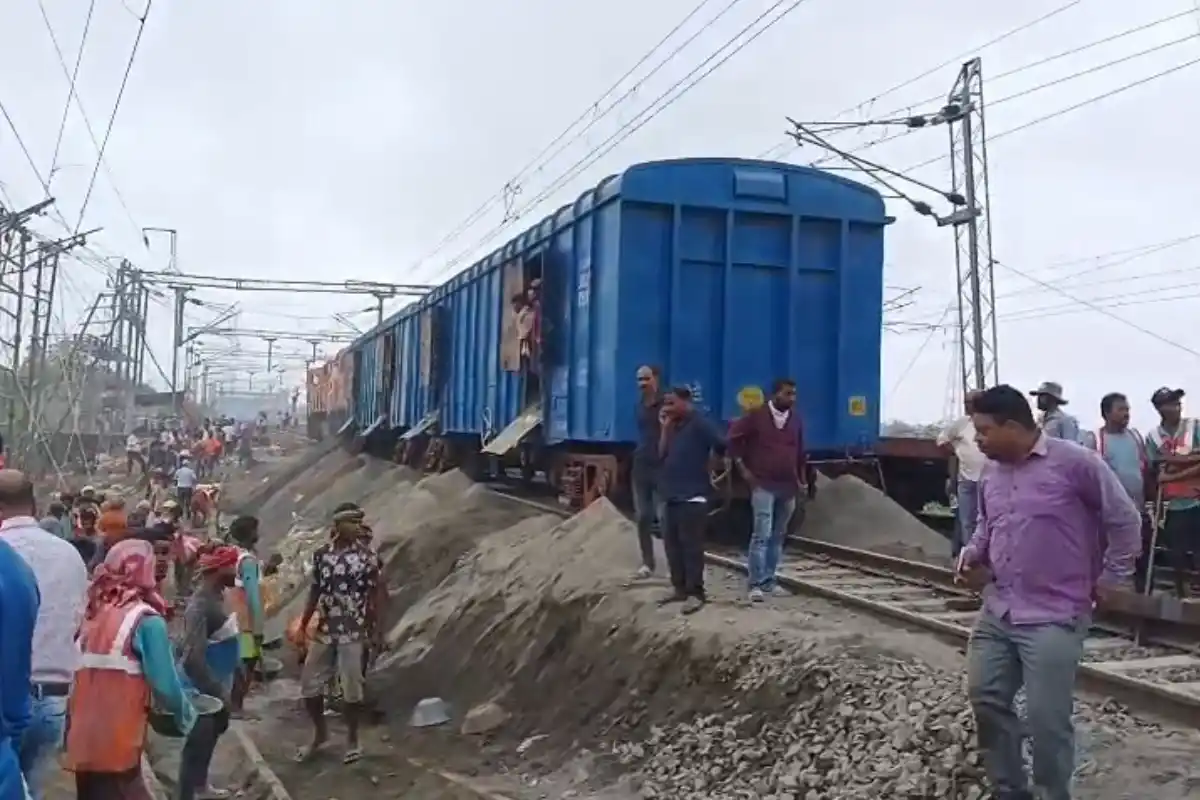 Murshidabad New Farakka railway line landslide repair: मुर्शिदाबाद के न्यू फरक्का स्टेशन के पास रेल पटरी की जमीन धंसी, 24 घंटे बाद भी मरम्मत जारी