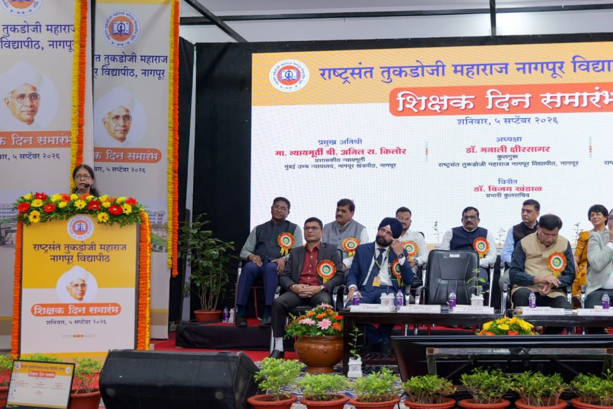 मार्गदर्शन करते हुए माननीय कुलगुरु डॉ. मनाली क्षीरसागर