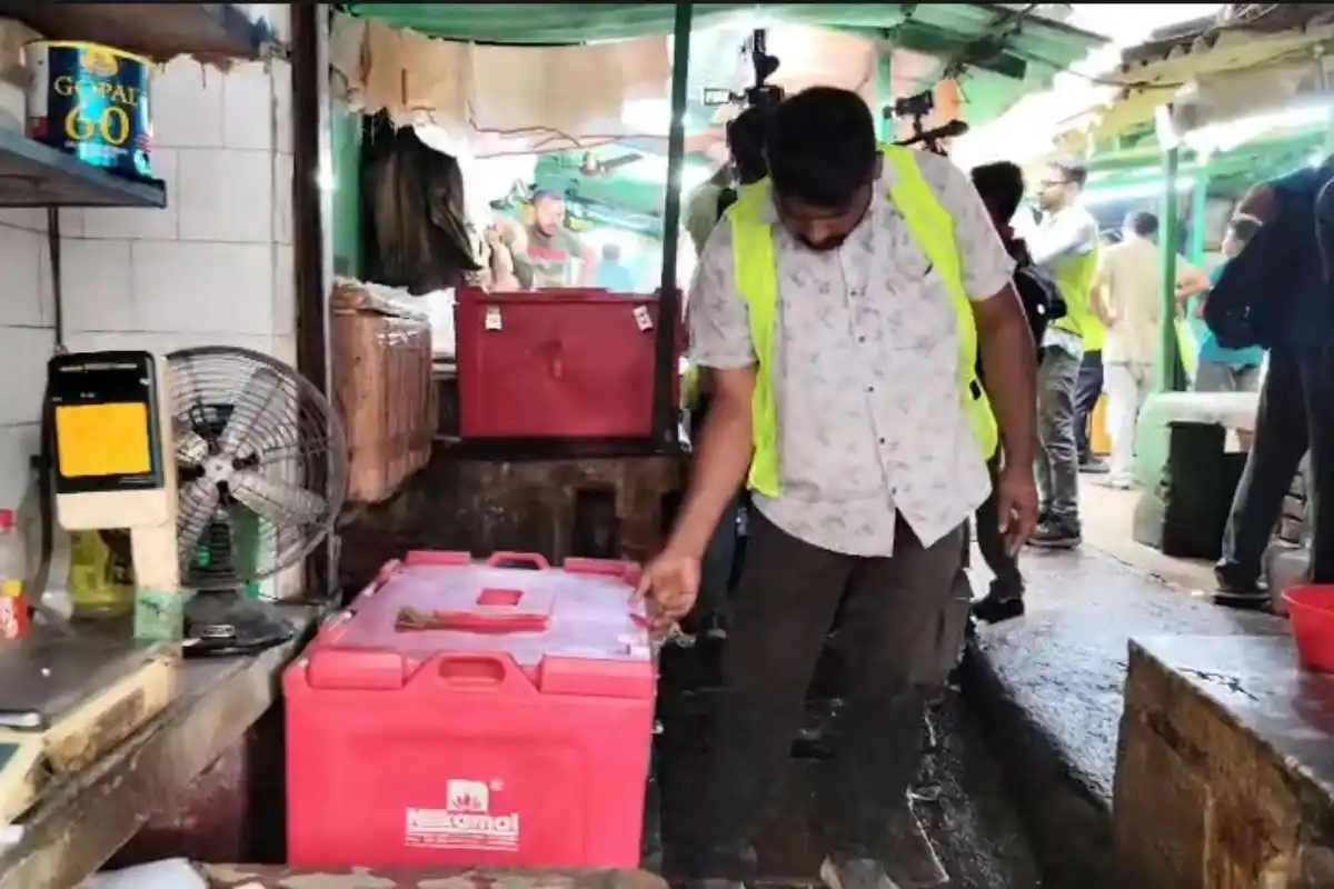 Kolkata Municipal Corporation paneer market raid Bowbazar: बउबाजार की पनीर पट्टी में कोलकाता नगर निगम की कार्रवाई, खराब खोया और छेना केक नष्ट