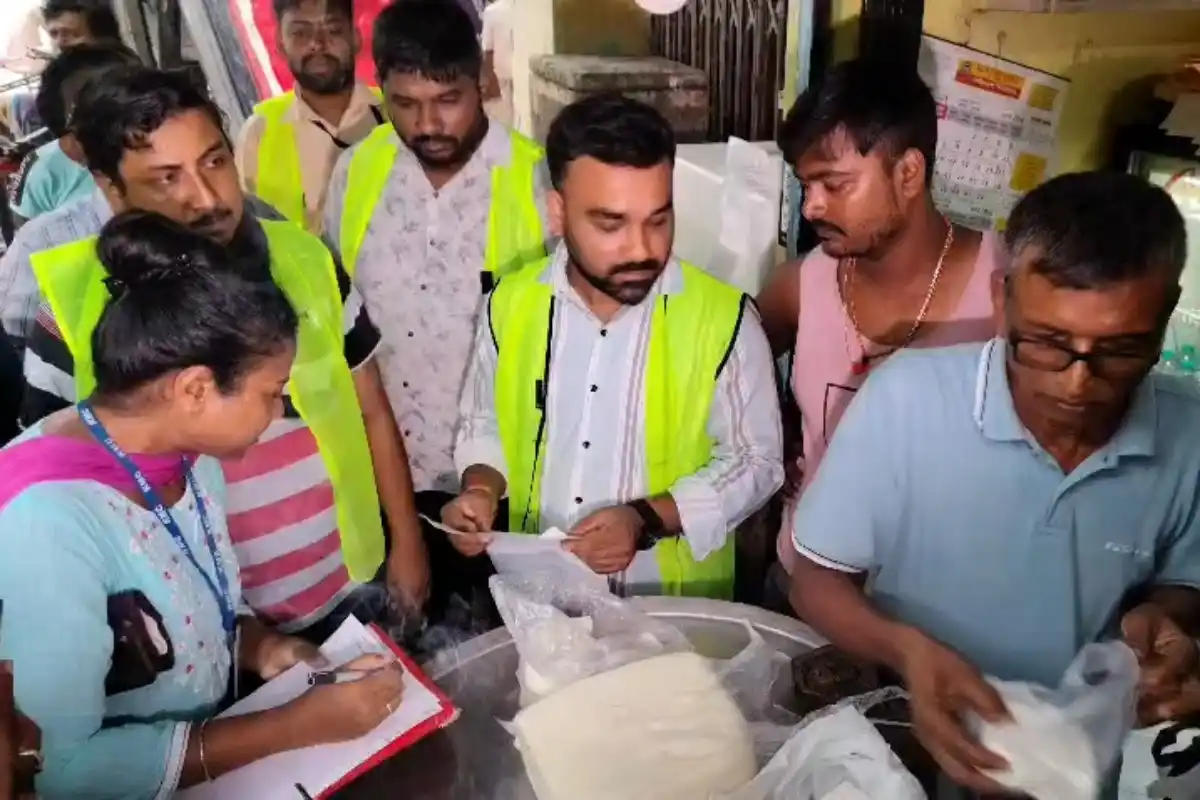Kolkata Municipal Corporation paneer market raid Bowbazar: बउबाजार की पनीर पट्टी में कोलकाता नगर निगम की कार्रवाई, खराब खोया और छेना केक नष्ट