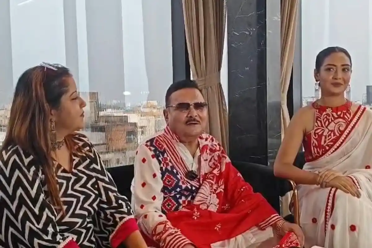 Madan Mitra Durga Puja fashion show Kolkata: कोलकाता में मदन मित्रा का पूजा फैशन अंदाज, रैंप वॉक और गाने से बटोरी चर्चा