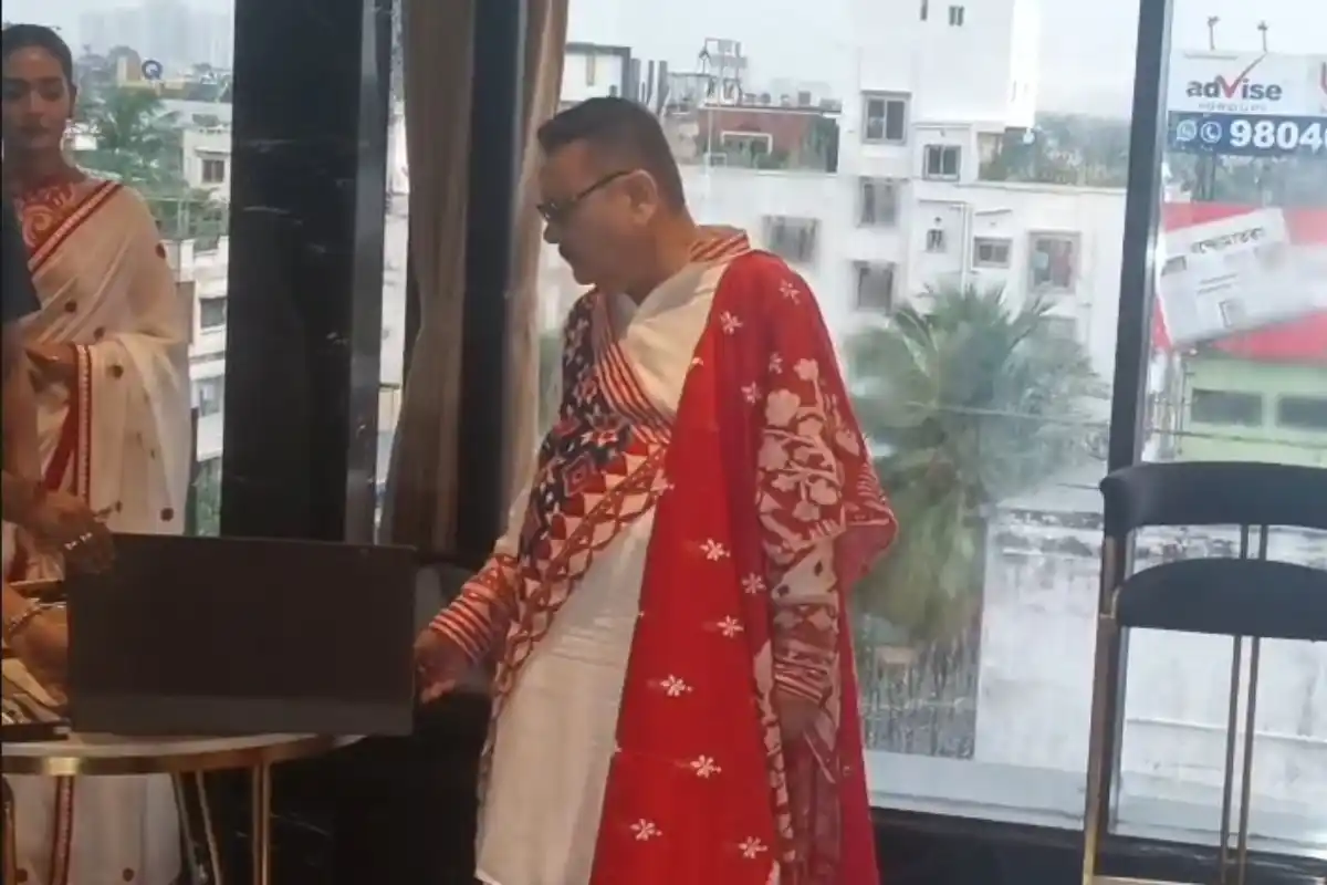 Madan Mitra Durga Puja fashion show Kolkata: कोलकाता में मदन मित्रा का पूजा फैशन अंदाज, रैंप वॉक और गाने से बटोरी चर्चा