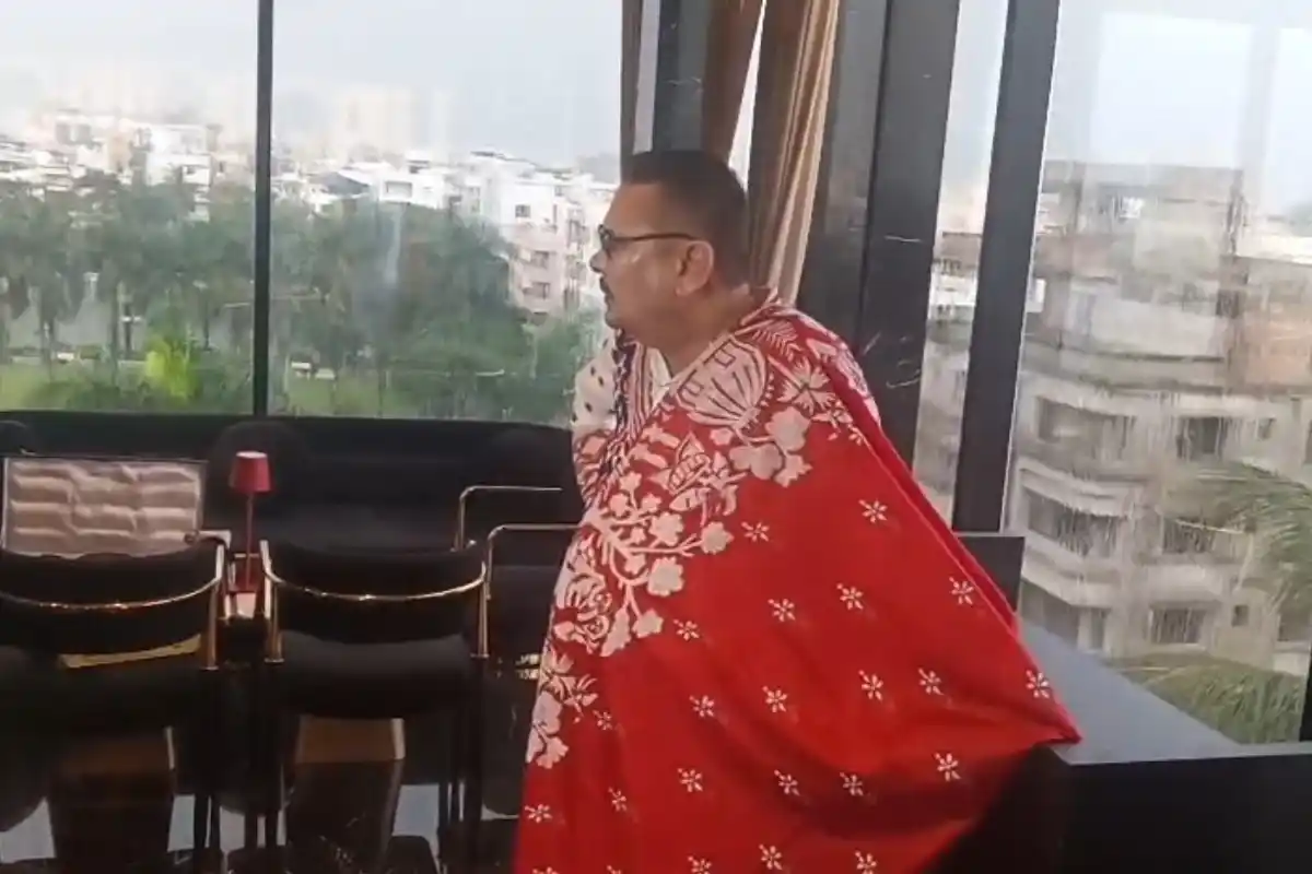 Madan Mitra Durga Puja fashion show Kolkata: कोलकाता में मदन मित्रा का पूजा फैशन अंदाज, रैंप वॉक और गाने से बटोरी चर्चा