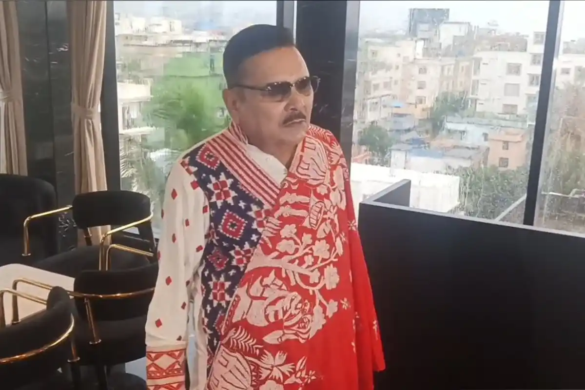 Madan Mitra Durga Puja fashion show Kolkata: कोलकाता में मदन मित्रा का पूजा फैशन अंदाज, रैंप वॉक और गाने से बटोरी चर्चा