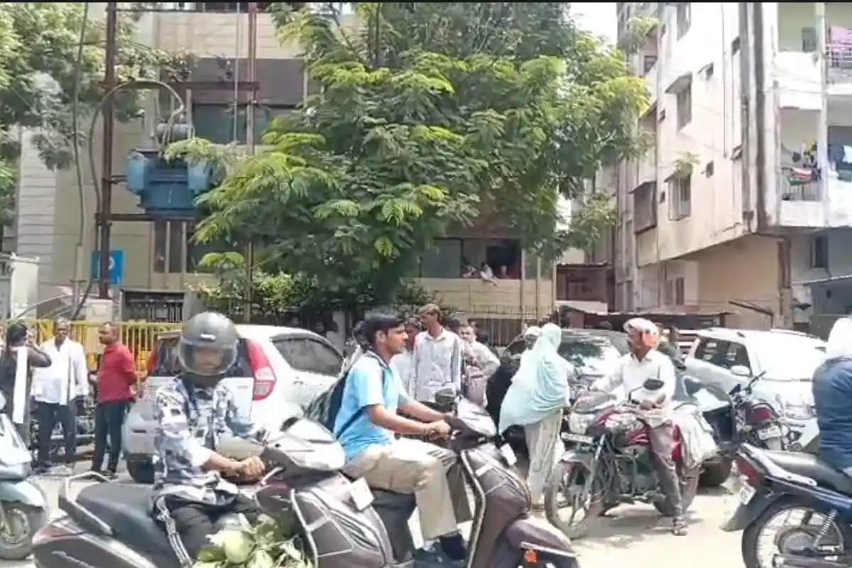 Nagpur Vaishnodevi Chowk bus accident: नागपुर के वैष्णोदेवी चौक में बस की चपेट में आई एक्टिवा, मां और तीन वर्षीय बच्चा गंभीर