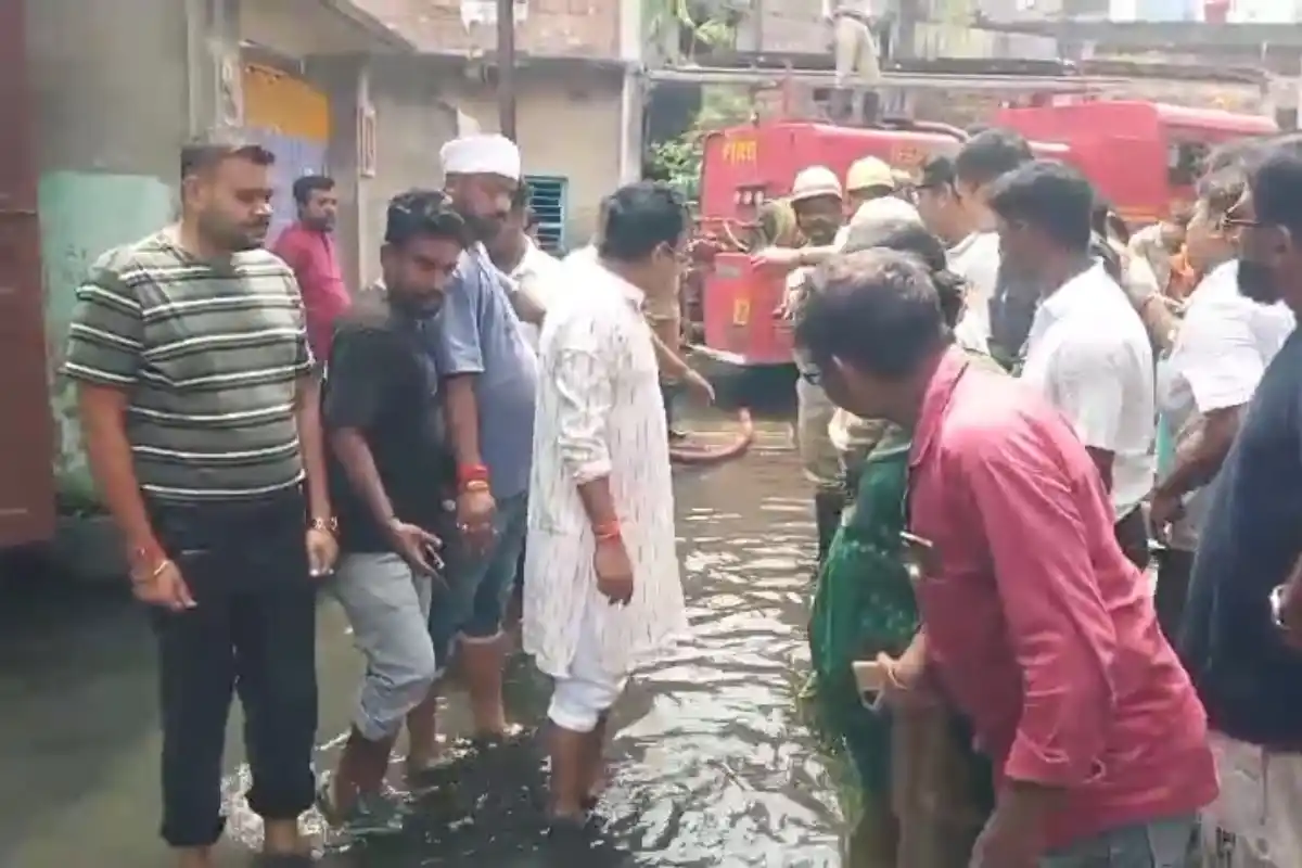 Howrah Shibpur Baltikuri Waterlogging: हावड़ा के शिवपुर में अब भी जलभराव, दमकल की मदद से पानी निकालने का काम शुरू