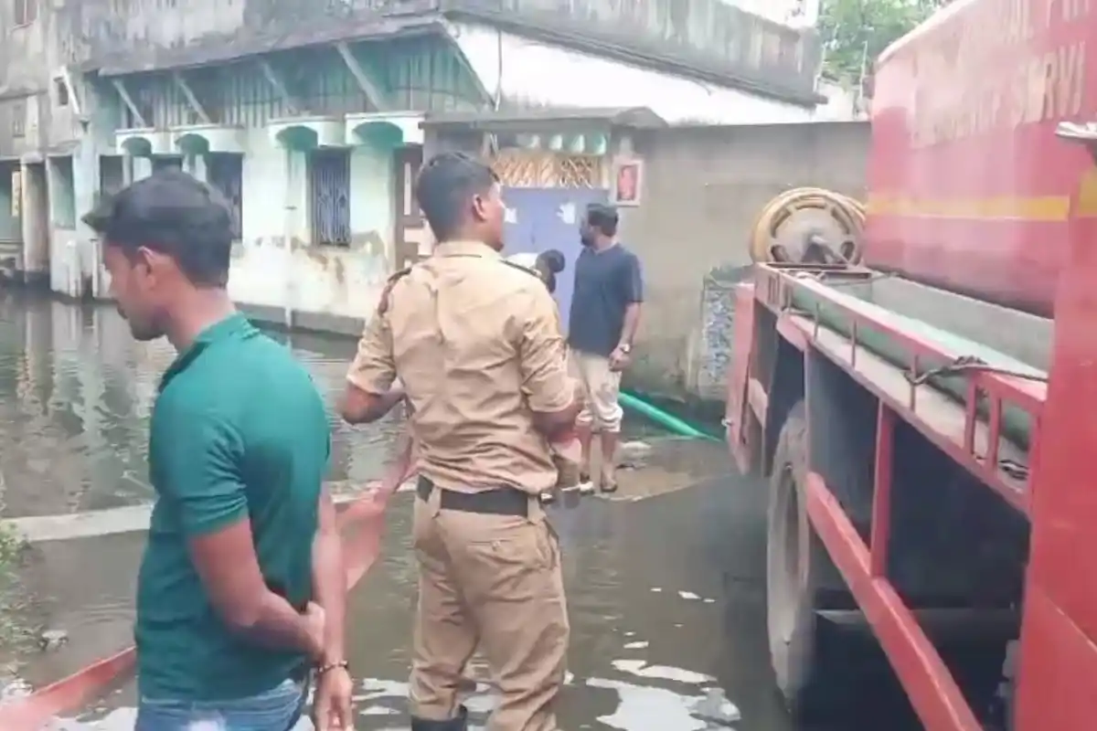 Howrah Shibpur Baltikuri Waterlogging: हावड़ा के शिवपुर में अब भी जलभराव, दमकल की मदद से पानी निकालने का काम शुरू