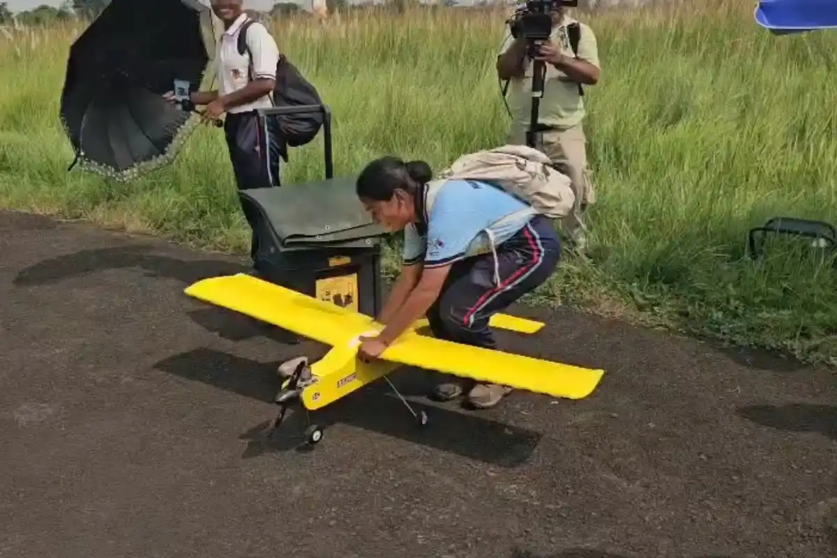 Behala Airport Infrastructure Inspection Indranil Khan: बेहाला एयरपोर्ट का निरीक्षण, बुनियादी सुविधाओं और विमान सेवा बढ़ाने पर मंत्री इंद्रनील खां ने की चर्चा