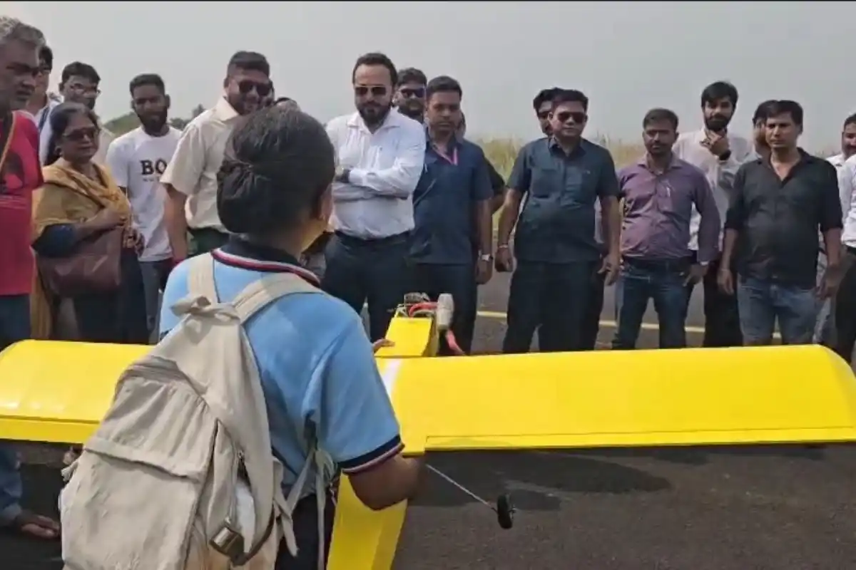 Behala Airport Infrastructure Inspection Indranil Khan: बेहाला एयरपोर्ट का निरीक्षण, बुनियादी सुविधाओं और विमान सेवा बढ़ाने पर मंत्री इंद्रनील खां ने की चर्चा
