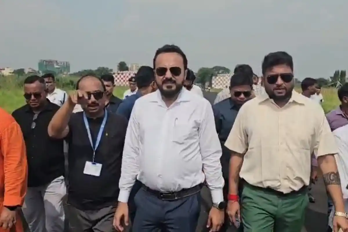 Behala Airport Infrastructure Inspection Indranil Khan: बेहाला एयरपोर्ट का निरीक्षण, बुनियादी सुविधाओं और विमान सेवा बढ़ाने पर मंत्री इंद्रनील खां ने की चर्चा