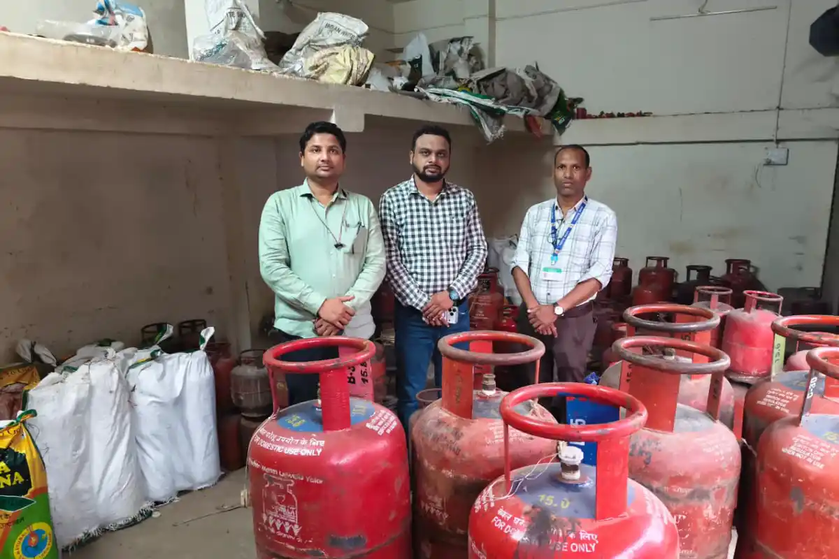 Nagpur illegal gas cylinder refilling raid: नागपुर में अवैध गैस सिलेंडर रिफिलिंग पर उड़न दस्ते की बड़ी कार्रवाई, 400 से अधिक सिलेंडर मिले