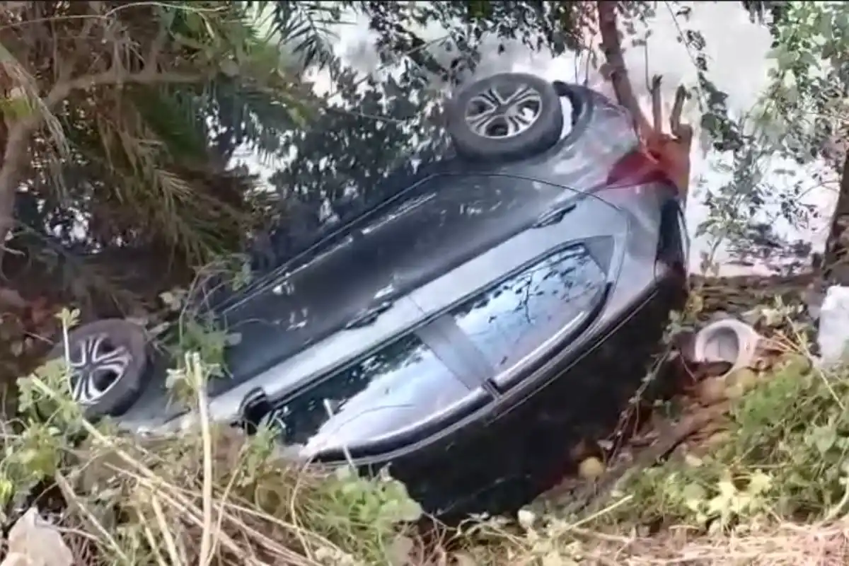 Kolkata Car Accident Bagjola Canal Jatragachi: यात्रागाछी स्कूल के पास कार डिवाइडर से टकराकर बागजोला खाल में गिरी, स्थानीय लोगों ने तीन लोगों को सुरक्षित बाहर निकाला।