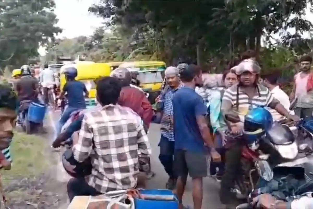 Kolkata Car Accident Bagjola Canal Jatragachi: यात्रागाछी स्कूल के पास कार डिवाइडर से टकराकर बागजोला खाल में गिरी, स्थानीय लोगों ने तीन लोगों को सुरक्षित बाहर निकाला।