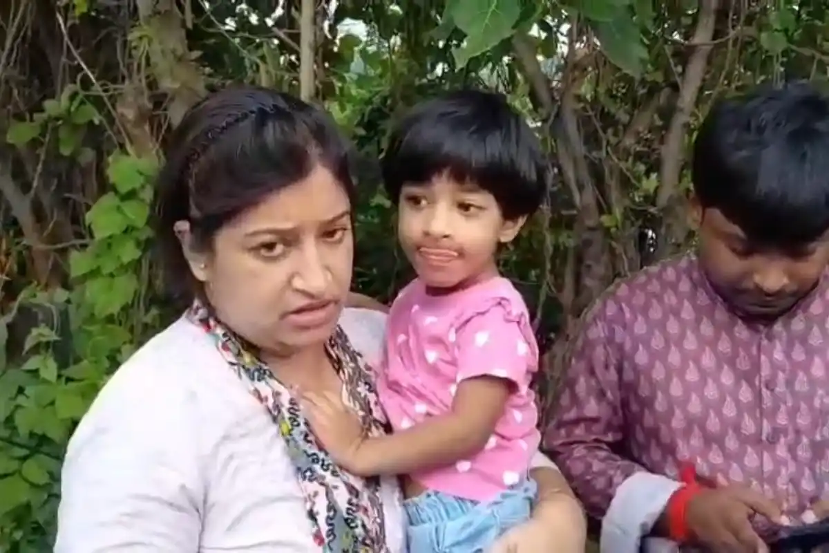 Kolkata Car Accident Bagjola Canal Jatragachi: यात्रागाछी स्कूल के पास कार डिवाइडर से टकराकर बागजोला खाल में गिरी, स्थानीय लोगों ने तीन लोगों को सुरक्षित बाहर निकाला।
