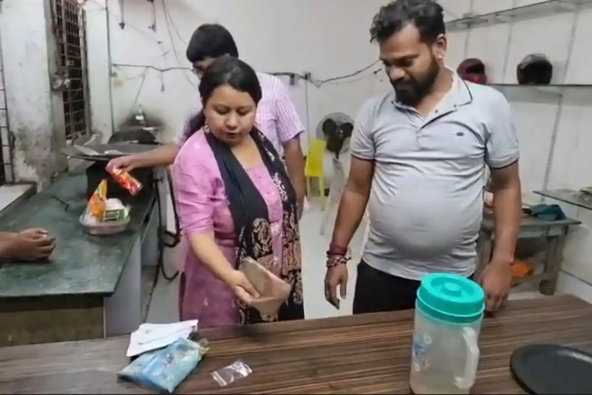 Basirhat Food Safety Restaurant Inspection: बसिरहाट में खाद्य सुरक्षा विभाग की रेस्टोरेंटों पर जांच, खराब खाद्य सामग्री और गंदगी पर चेतावनी