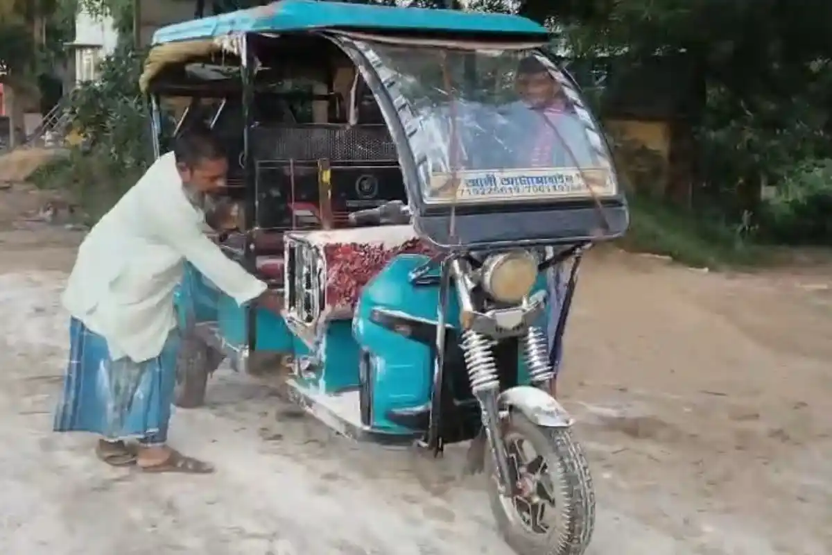 Murshidabad Mobile Phone Explosion Bike Toto Accident: मुर्शिदाबाद में मोबाइल फटने से बाइक का नियंत्रण बिगड़ा, टोटो से टक्कर