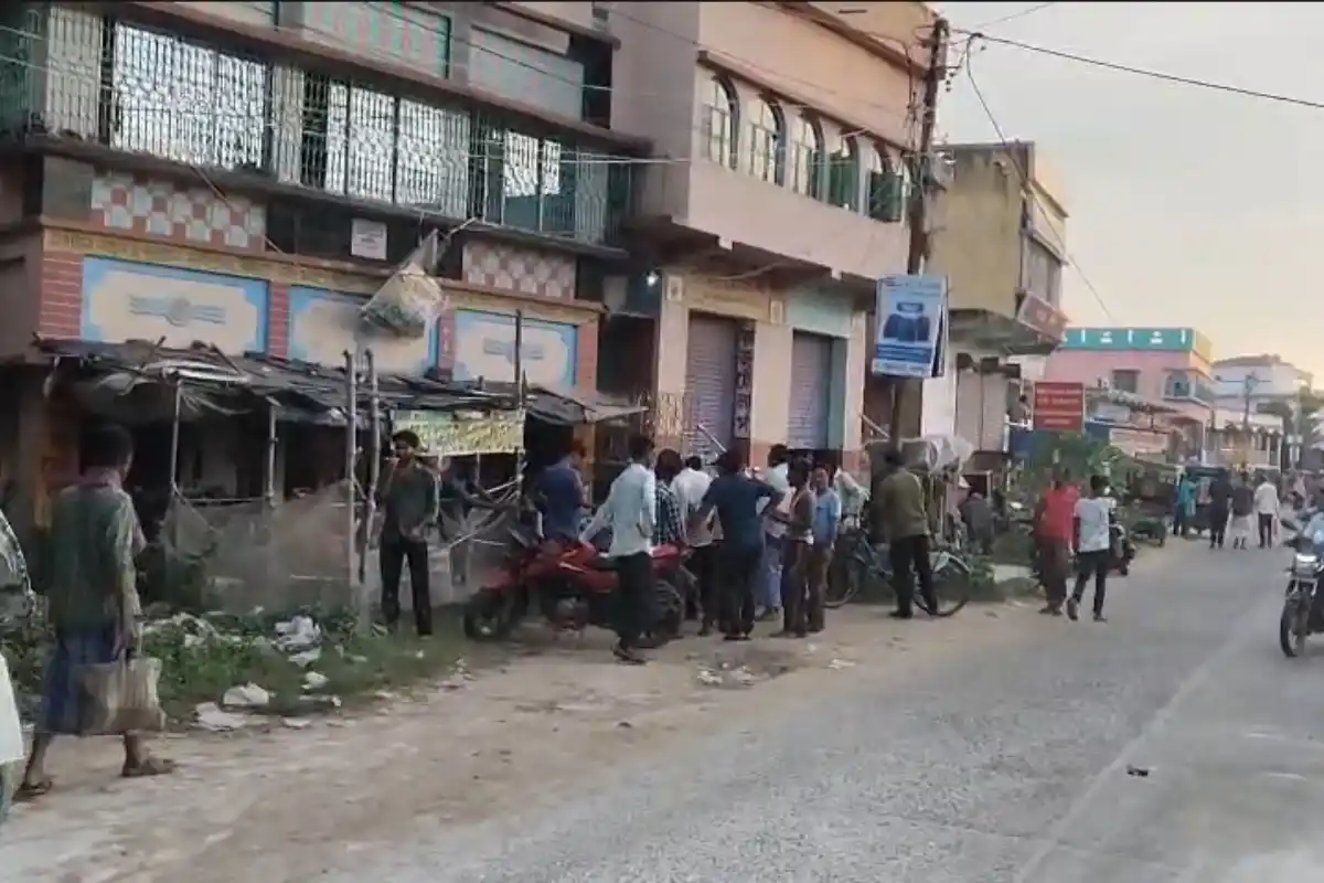 Murshidabad Mobile Phone Explosion Bike Toto Accident: मुर्शिदाबाद में मोबाइल फटने से बाइक का नियंत्रण बिगड़ा, टोटो से टक्कर