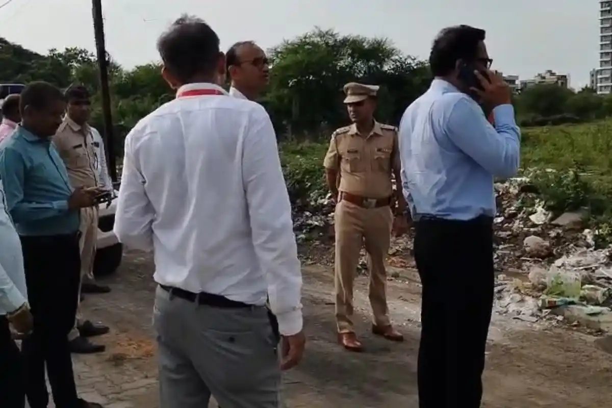 NMC Commissioner Inspection Budhwari Market Nagpur: नागपुर के बुधवारी बाजार में एनएमसी आयुक्त का निरीक्षण, कबाड़ वाहनों और कचरे पर अधिकारियों को फटकार