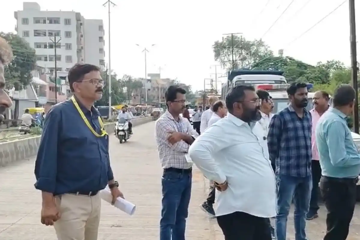 NMC Commissioner Inspection Budhwari Market Nagpur: नागपुर के बुधवारी बाजार में एनएमसी आयुक्त का निरीक्षण, कबाड़ वाहनों और कचरे पर अधिकारियों को फटकार