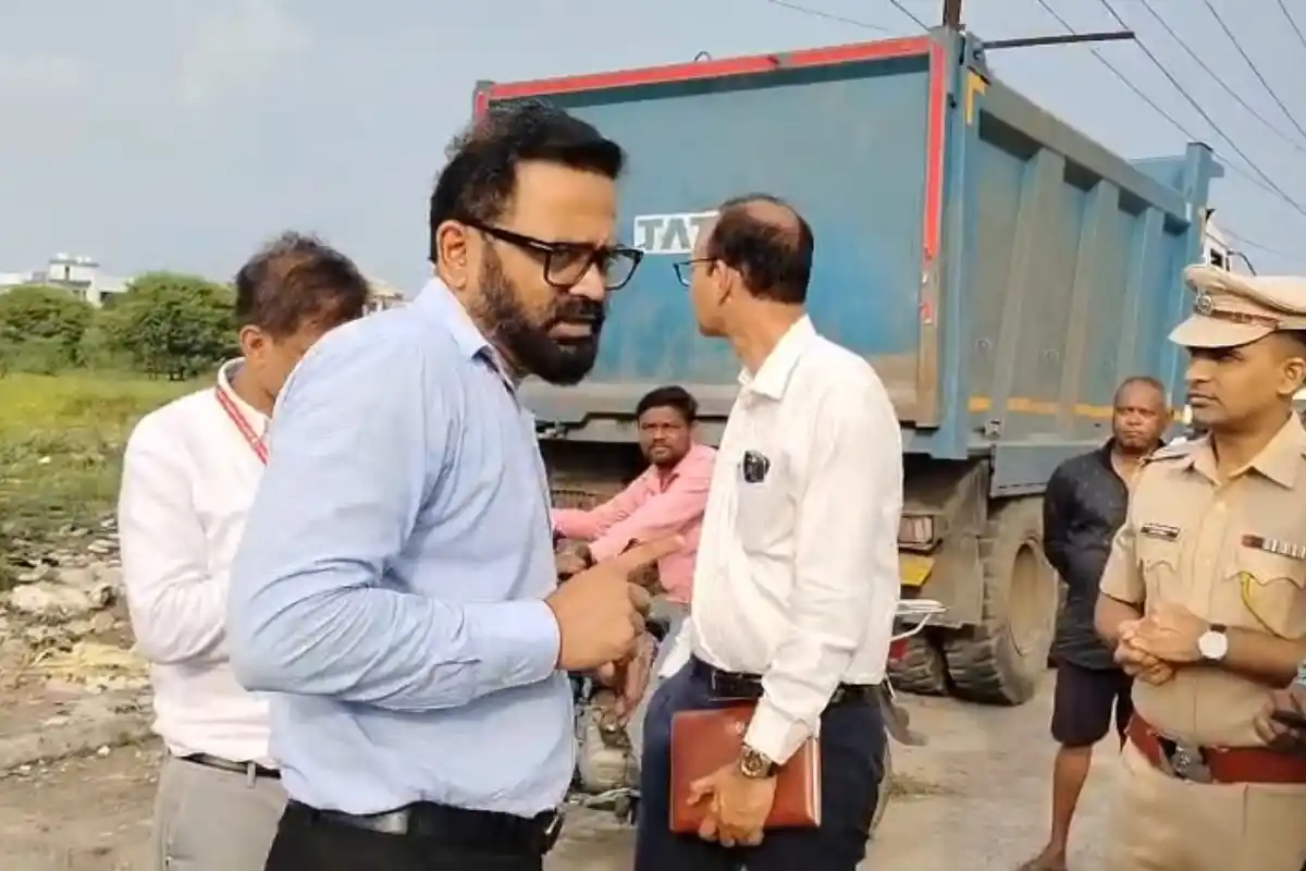 NMC Commissioner Inspection Budhwari Market Nagpur: नागपुर के बुधवारी बाजार में एनएमसी आयुक्त का निरीक्षण, कबाड़ वाहनों और कचरे पर अधिकारियों को फटकार