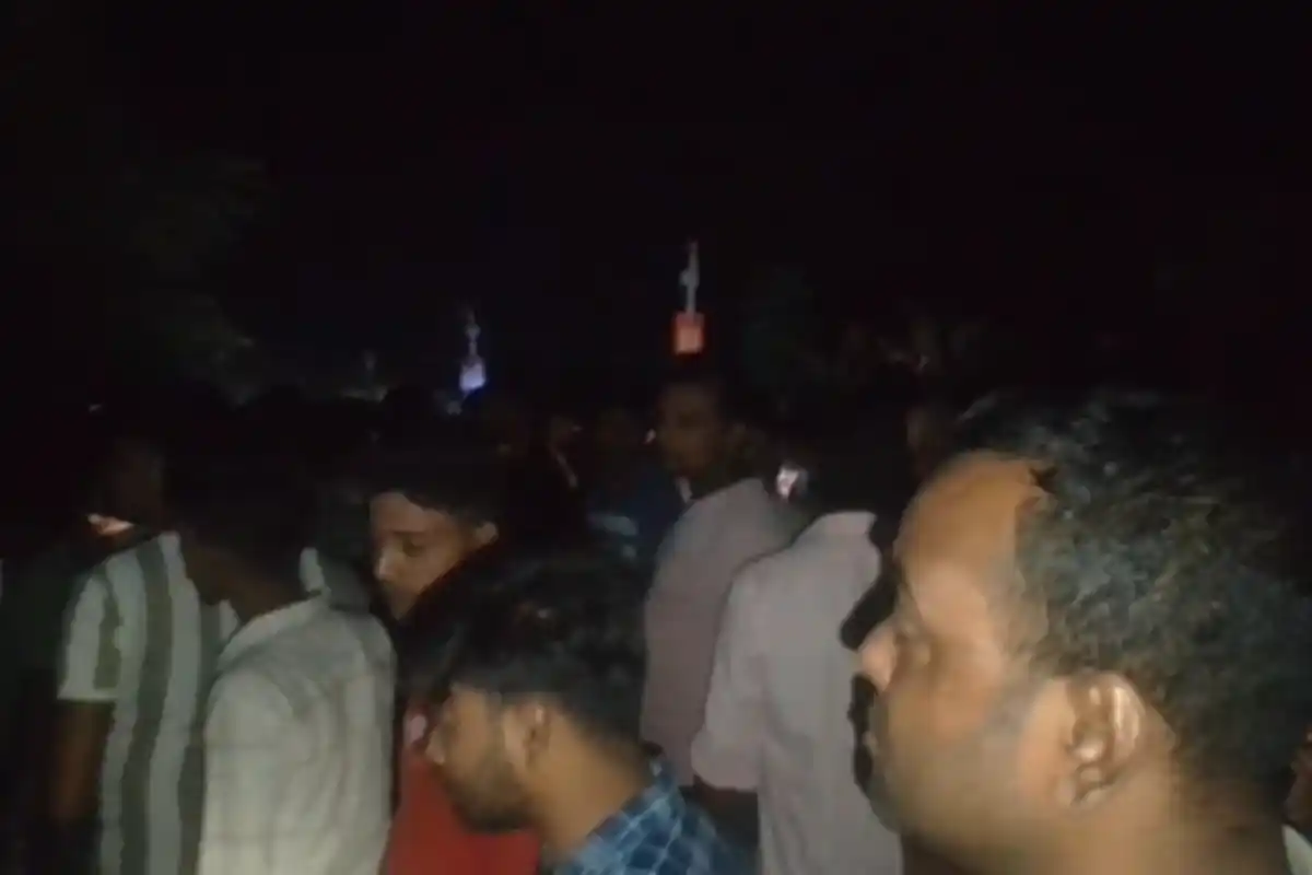 Murshidabad Hariharpara Bus Accident: मुर्शिदाबाद के हरिहरपाड़ा में यात्री बस हादसा, बिजली के खंभे से टकराकर नयनजुली में पलटी बस