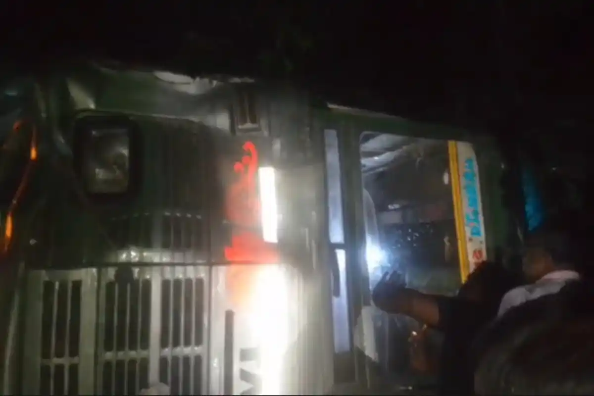 Murshidabad Hariharpara Bus Accident: मुर्शिदाबाद के हरिहरपाड़ा में यात्री बस हादसा, बिजली के खंभे से टकराकर नयनजुली में पलटी बस