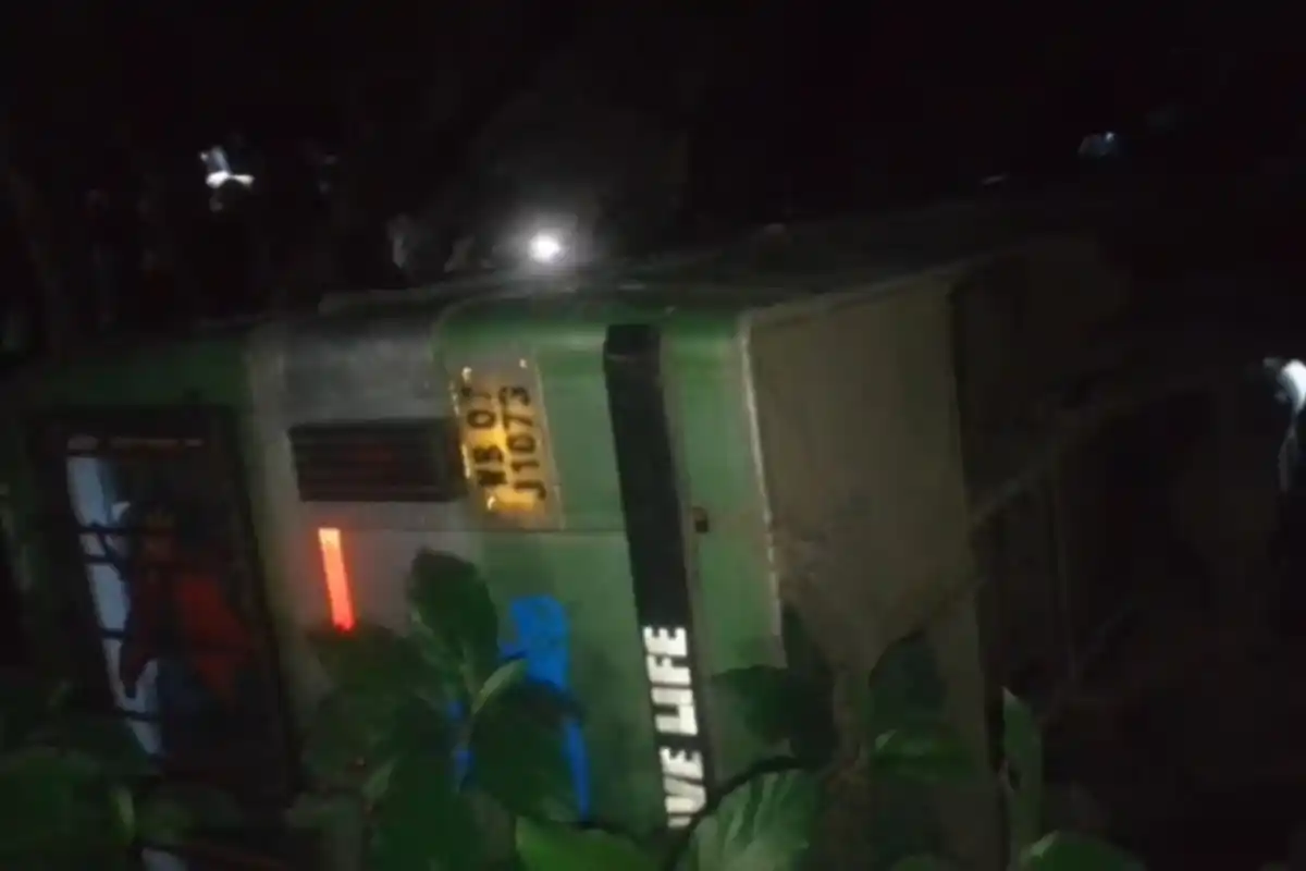 Murshidabad Hariharpara Bus Accident: मुर्शिदाबाद के हरिहरपाड़ा में यात्री बस हादसा, बिजली के खंभे से टकराकर नयनजुली में पलटी बस