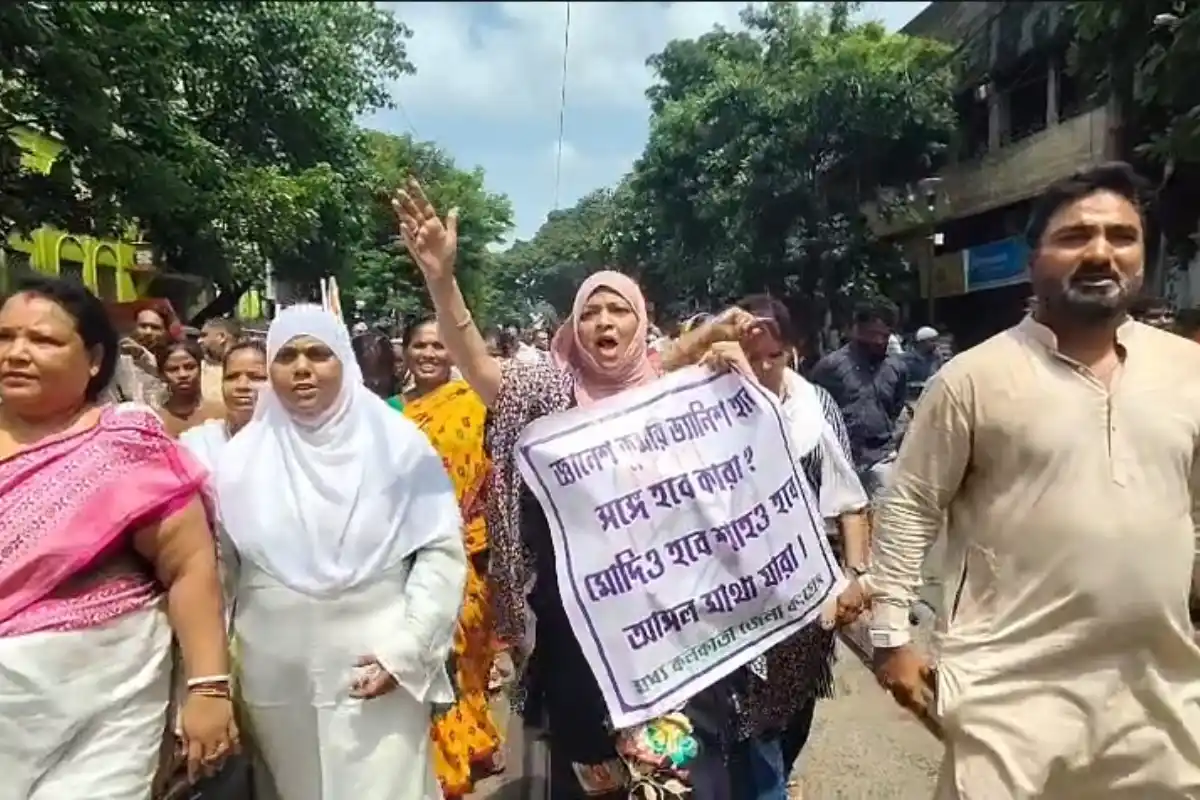 Kolkata Congress protest Gyanesh Kumar resignation: कोलकाता में ज्ञानेश कुमार के इस्तीफे की मांग पर कांग्रेस का मार्च, पुलिस ने रास्ते में रोका