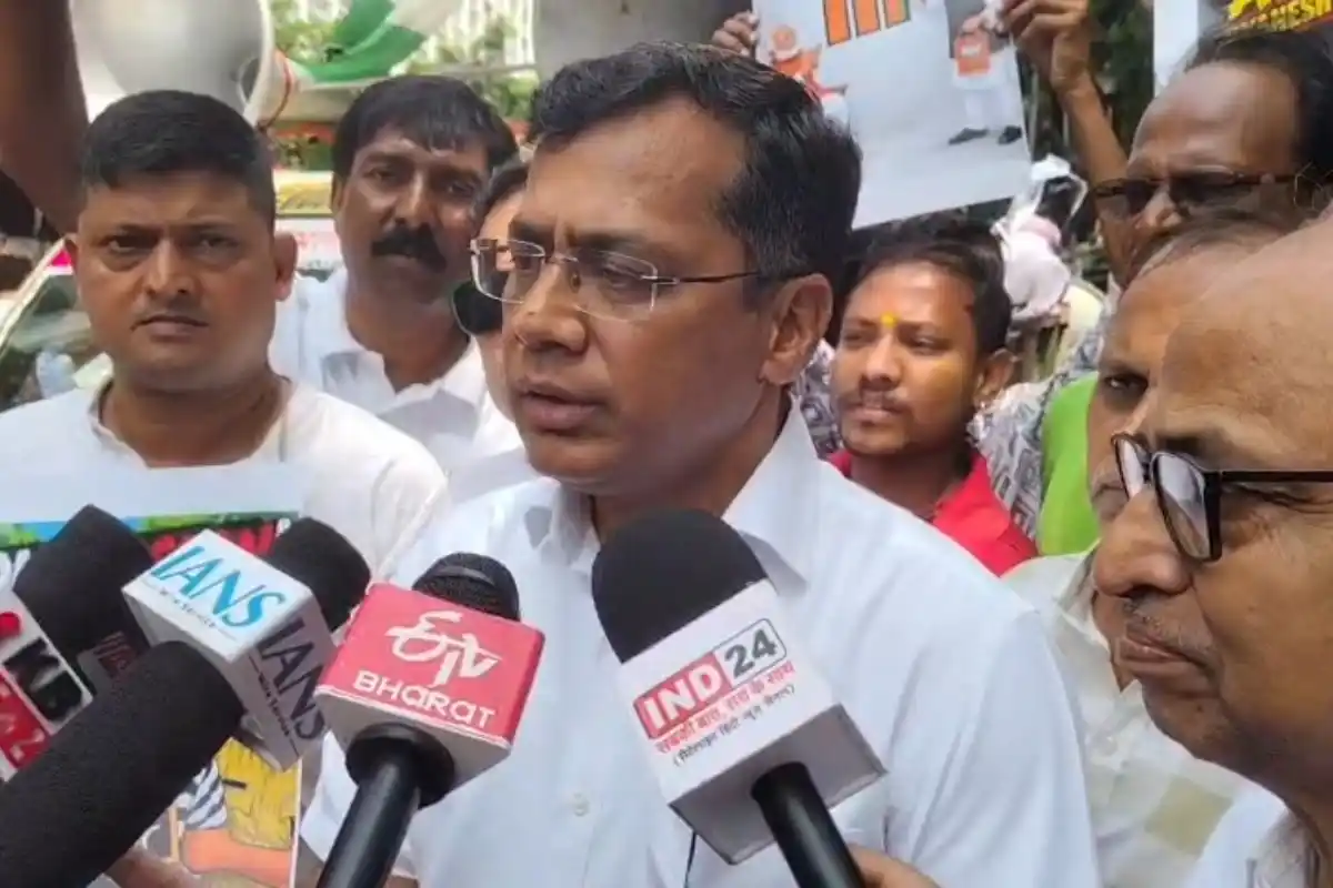 Kolkata Congress protest Gyanesh Kumar resignation: कोलकाता में ज्ञानेश कुमार के इस्तीफे की मांग पर कांग्रेस का मार्च, पुलिस ने रास्ते में रोका