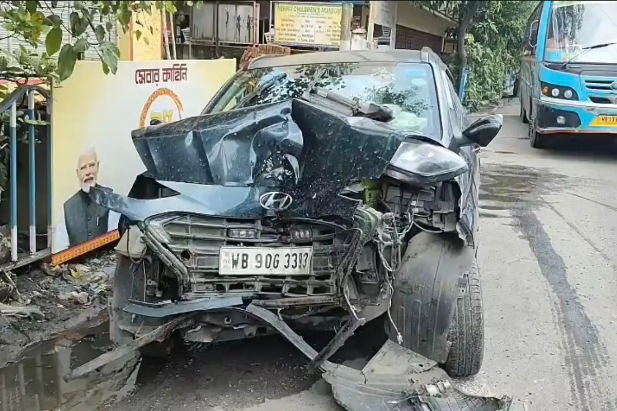 Kolkata Victoria Memorial car accident: कोलकाता में विक्टोरिया मेमोरियल के सामने तेज रफ्तार कार पेड़ से टकराई, चालक गिरफ्तार