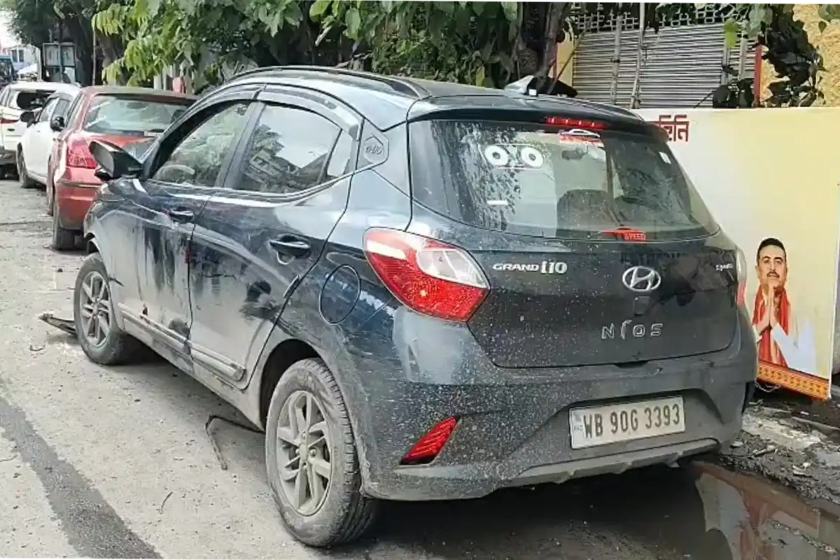 Kolkata Victoria Memorial car accident: कोलकाता में विक्टोरिया मेमोरियल के सामने तेज रफ्तार कार पेड़ से टकराई, चालक गिरफ्तार