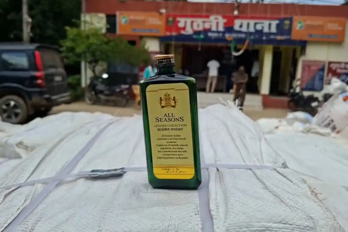 Siwan Guthani liquor seizure: सीवान के गुठनी में आटा और कंबल के बीच छिपाई 13.50 लाख रुपये की शराब बरामद