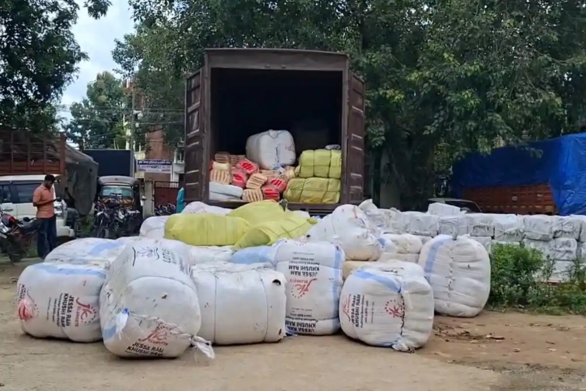 Siwan Guthani liquor seizure: सीवान के गुठनी में आटा और कंबल के बीच छिपाई 13.50 लाख रुपये की शराब बरामद