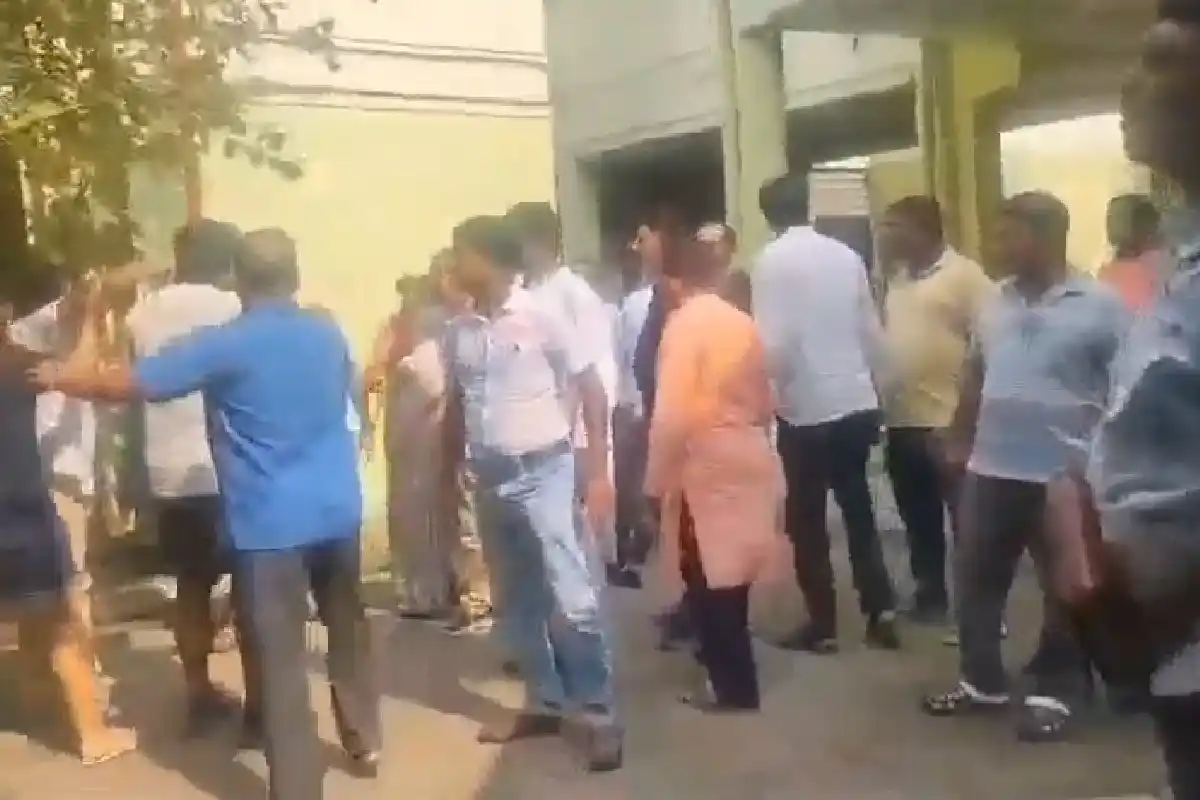 SRFTI clash RSS affiliated organization students: कोलकाता के सत्यजीत राय फिल्म संस्थान में हंगामा, आरएसएस से जुड़े संगठन के कार्यक्रम को लेकर छात्रों पर भड़की हिंसा