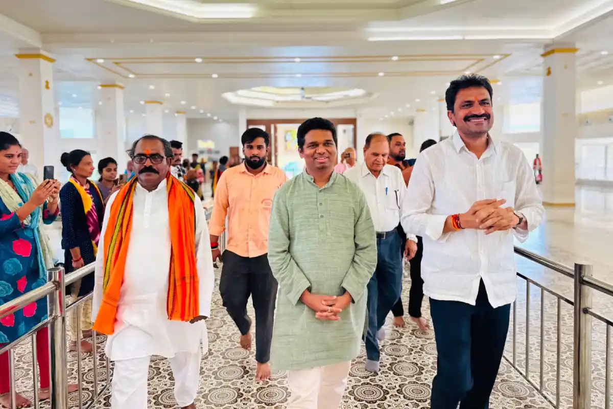 Jam Sawli Dham Dhirendra Mulkalwar Visit: जामसांवली धाम में फिल्म ‘श्री हनुमान अंश’ के संगीतकार धीरेन्द्र मुलकलवार ने सहपरिवार किए दर्शन