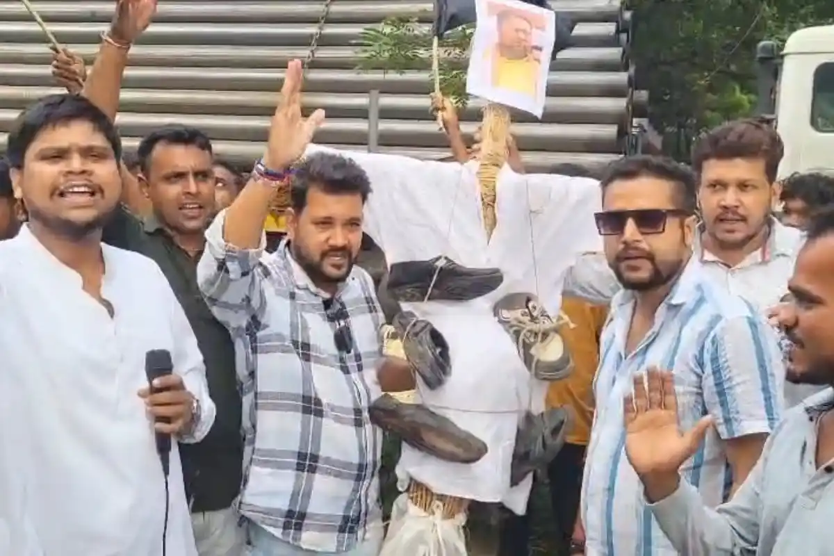 Durgapur BJP Yuva Morcha protest Humayun Kabir: दुर्गापुर में हुमायूं कबीर के खिलाफ भाजपा युवा मोर्चा का प्रदर्शन, पुतले को जूतों की माला पहनाकर जताया विरोध
