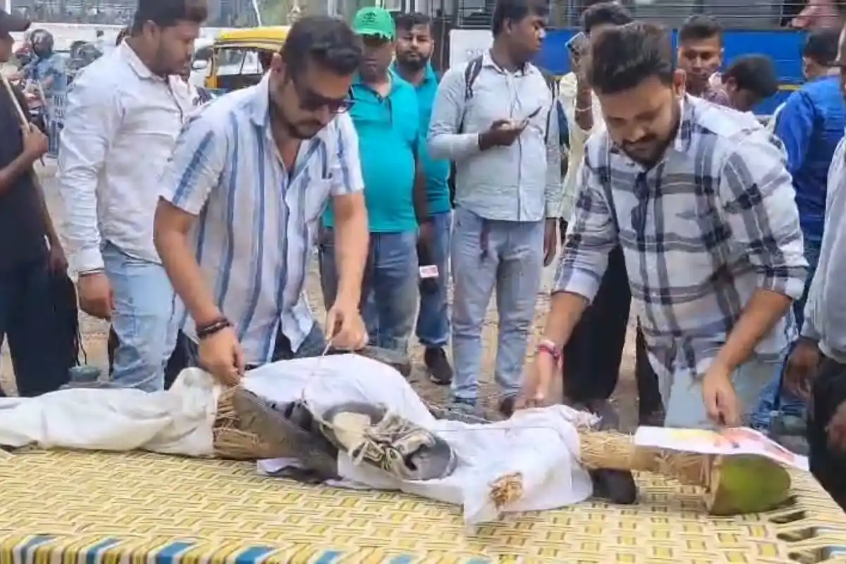 Durgapur BJP Yuva Morcha protest Humayun Kabir: दुर्गापुर में हुमायूं कबीर के खिलाफ भाजपा युवा मोर्चा का प्रदर्शन, पुतले को जूतों की माला पहनाकर जताया विरोध