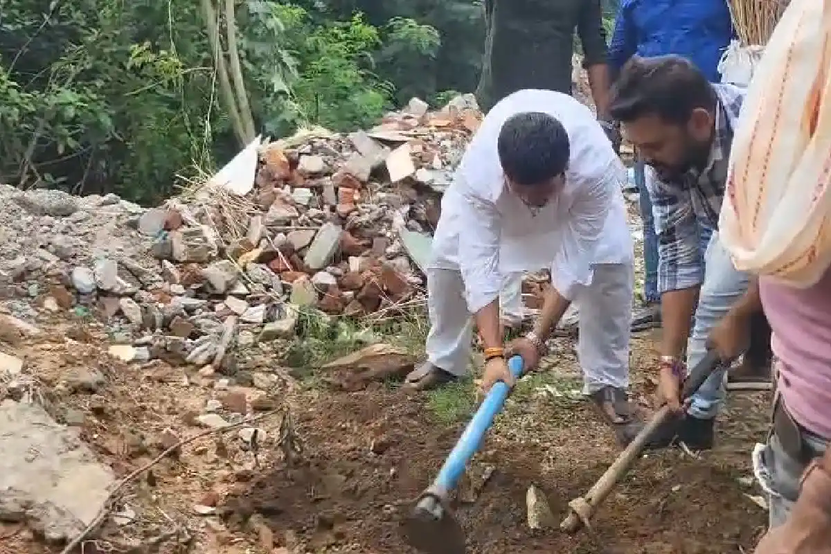Durgapur BJP Yuva Morcha protest Humayun Kabir: दुर्गापुर में हुमायूं कबीर के खिलाफ भाजपा युवा मोर्चा का प्रदर्शन, पुतले को जूतों की माला पहनाकर जताया विरोध
