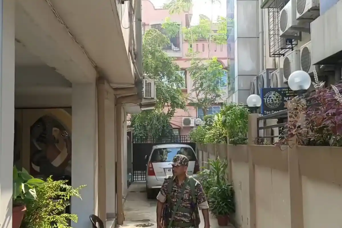 ED raid Indranil Sen Kolkata: कोलकाता में पूर्व मंत्री इंद्रनील सेन के घर ईडी की छापेमारी, 10 जगहों पर जांच