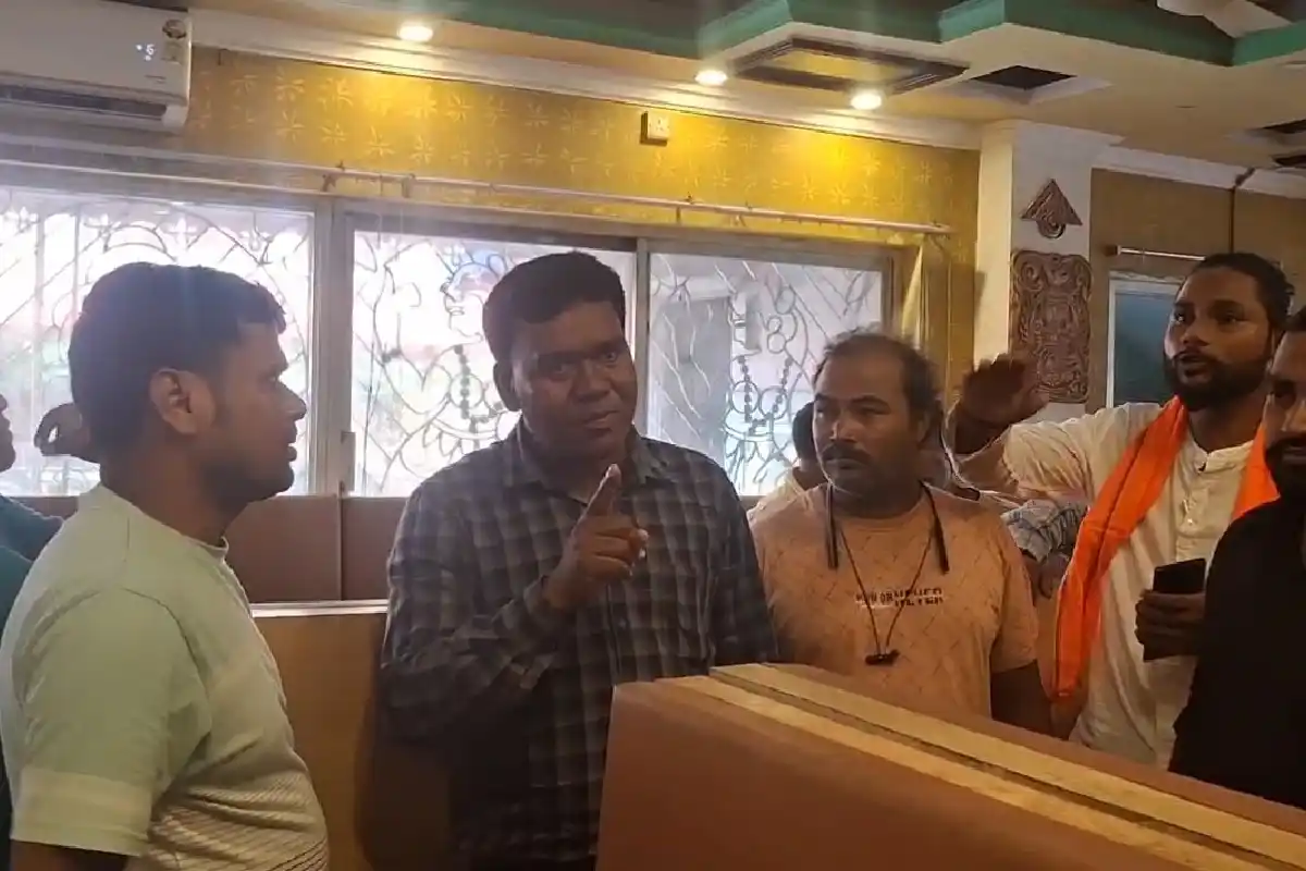 Asansol Fatehpur BJP Kamal Symbol Liquor Shop Protest: आसनसोल के फतहपुर में मदीरा दुकान पर कमल के निशान को लेकर विवाद, भाजपा कार्यकर्ताओं ने जताया विरोध