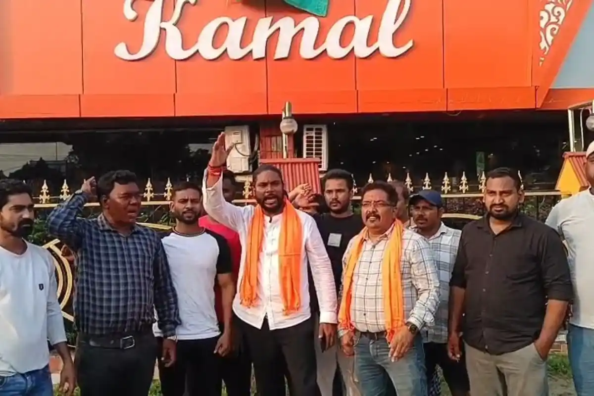 Asansol Fatehpur BJP Kamal Symbol Liquor Shop Protest: आसनसोल के फतहपुर में मदीरा दुकान पर कमल के निशान को लेकर विवाद, भाजपा कार्यकर्ताओं ने जताया विरोध
