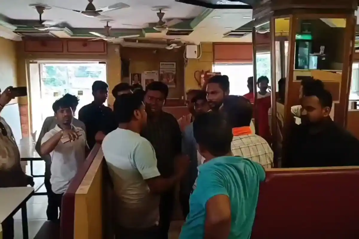 Asansol Fatehpur BJP Kamal Symbol Liquor Shop Protest: आसनसोल के फतहपुर में मदीरा दुकान पर कमल के निशान को लेकर विवाद, भाजपा कार्यकर्ताओं ने जताया विरोध