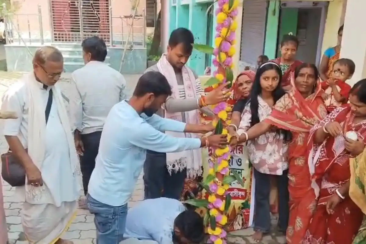 Malda Dahua Village First Durga Puja: मालदा के डाहुआ गांव में पहली बार होगी दुर्गा पूजा, तीन किलोमीटर दूर जाने की परेशानी होगी खत्म