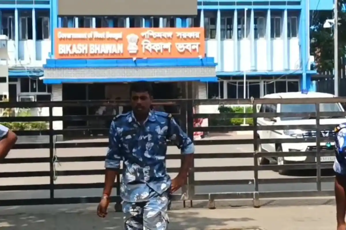 Kolkata ICT contractual computer teachers protest Bikash Bhavan: कोलकाता में विकास भवन के सामने आईसीटी अनुबंधित कंप्यूटर शिक्षकों का धरना जारी