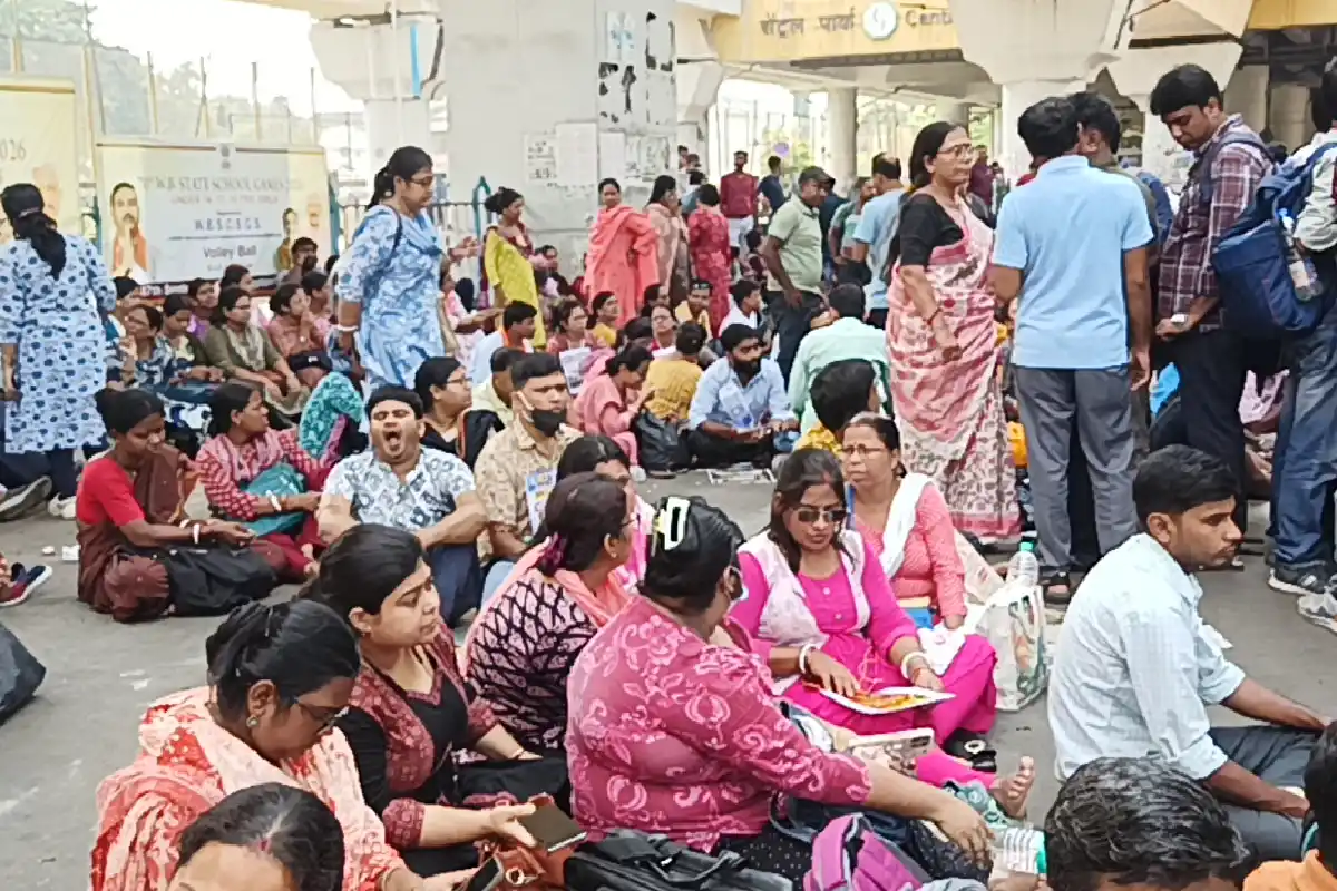 Kolkata ICT contractual computer teachers protest Bikash Bhavan: कोलकाता में विकास भवन के सामने आईसीटी अनुबंधित कंप्यूटर शिक्षकों का धरना जारी