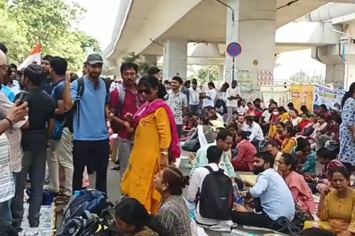 Kolkata ICT contractual computer teachers protest Bikash Bhavan: कोलकाता में विकास भवन के सामने आईसीटी अनुबंधित कंप्यूटर शिक्षकों का धरना जारी