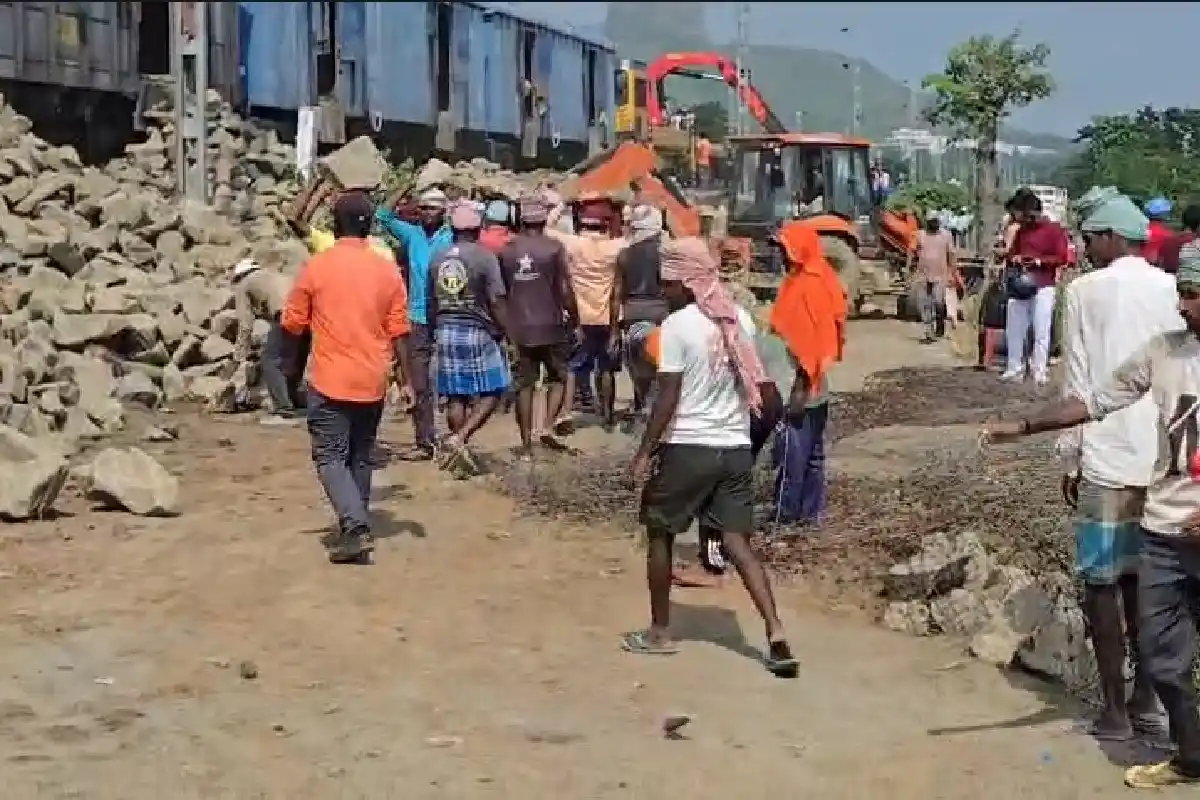 Ganga River Near Railway Line Safety: पूर्व बर्धमान में गंगा के करीब पहुंची रेल लाइन, सुरक्षा को लेकर रेल विभाग सतर्क
