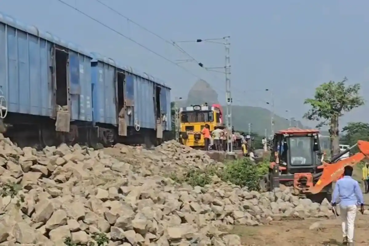 Ganga River Near Railway Line Safety: पूर्व बर्धमान में गंगा के करीब पहुंची रेल लाइन, सुरक्षा को लेकर रेल विभाग सतर्क